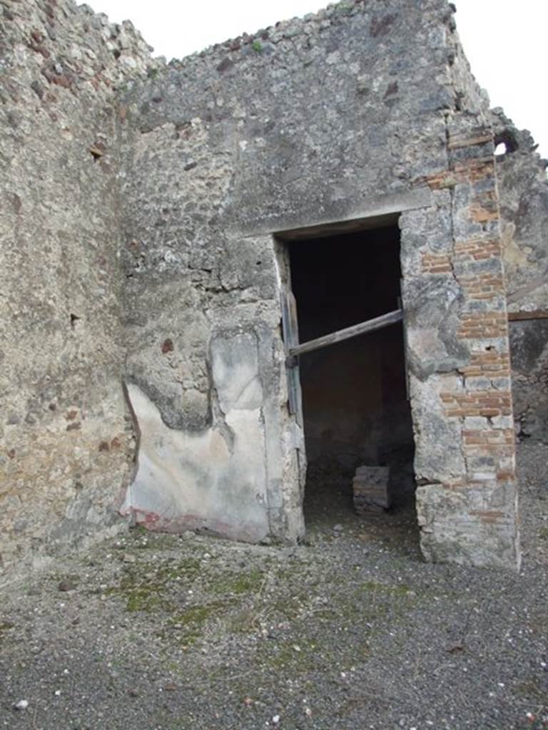 IX.2.21 Pompeii. March 2009. Doorway to room 2, from atrium. According to Bragantini, to the east of this doorway the dado would have been seen to be low and red. The middle zone of the wall was colourless.
See Bragantini, de Vos, Badoni, 1986. Pitture e Pavimenti di Pompei, Parte 3. Rome: ICCD. (p.422, atrio b) 
