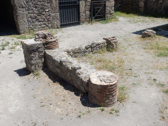 IX.2.27 Pompeii. May 2005.Remains of painted blue and red plaster on inside of shrine.