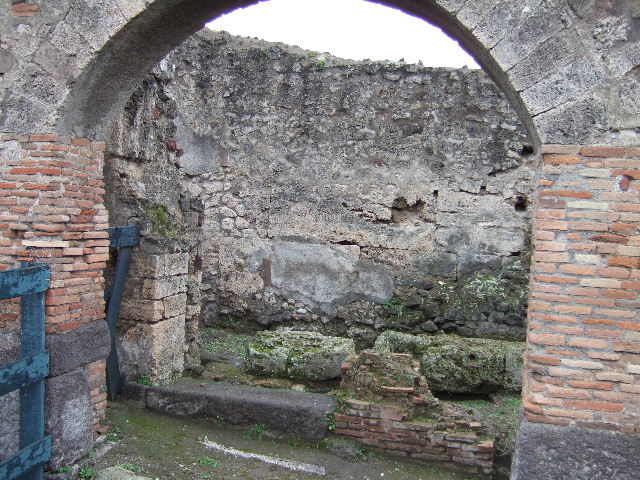 IX.2.28 Pompeii. December 2005.  Entrance under arcade, leading to kitchen, latrine and small storeroom.  