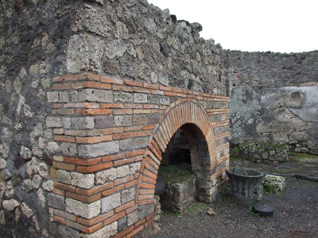 IX.3.12 Pompeii. May 2005. Front of oven.