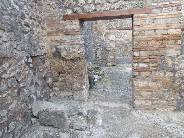 IX.3.13 Pompeii.   May 2005. Corridor to rear.