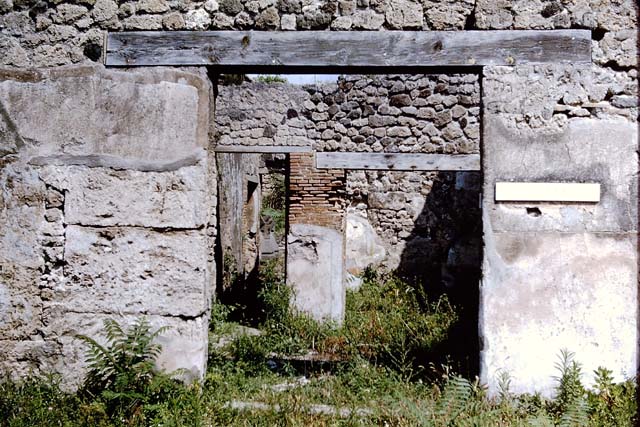 IX.3.19. Taberna T. Genialis. December 2007.  Room 11.  Room on north west side of corridor.