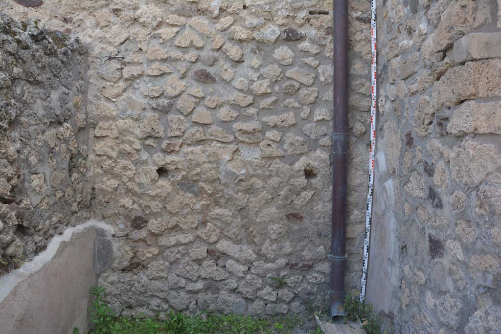 IX.5.9 Pompeii. May 2017. Room “c”, west wall with holes for shelf supports. 
Foto Christian Beck, ERC Grant 681269 DÉCOR.

