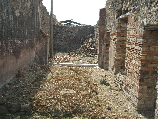 IX.6.3 Pompeii. May 2005. Room to south of entrance corridor, with window in west wall overlooking Vico di Tesmo.