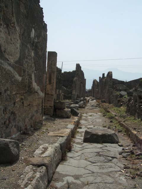 IX.6.5 Pompeii. May 2005. Impluvium in atrium, looking east.