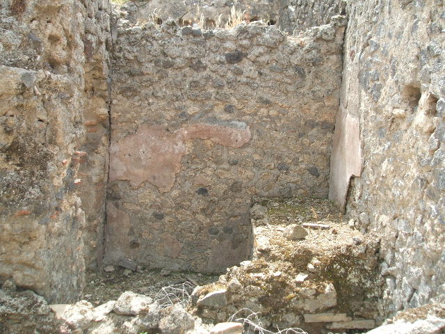 IX.6.8 (North exterior wall). May 2005.   Unnamed vicolo looking west.       Corner of IX.5.