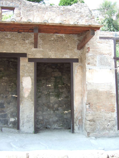 IX.7.5 Pompeii. December 2006. Graffiti outside workshop of Verecundus. According to Epigraphik-Datenbank Clauss/Slaby (See www.manfredclauss.de) CIL IV records this as two entries 
Cn(aeum)  Helvium 
Sabinum    [CIL IV 7831]

Popidium 
aed(ilem)  o(ro)  v(os)  f(aciatis)    [CIL IV 7832] 

Also see Varone, A. and Stefani, G., 2009. Titulorum Pictorum Pompeianorum, Rome: L’erma di Bretschneider. (p. 398)
