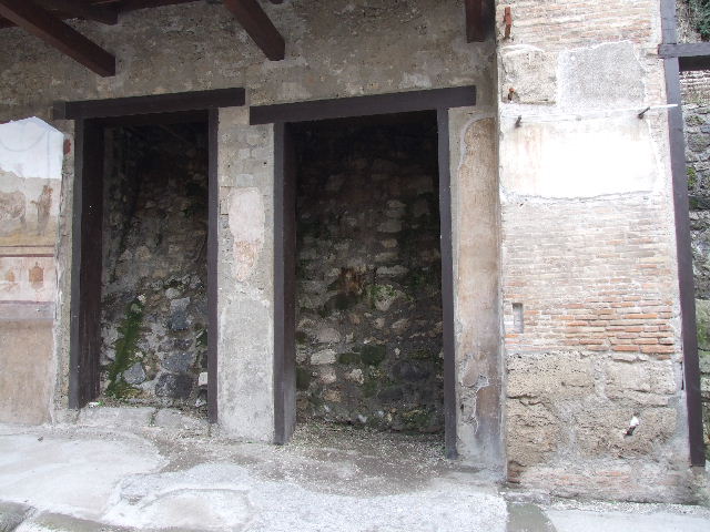 IX.7.5 Pompeii. December 2006. Graffiti outside Workshop of Verecundus.
According to Varone there were three Latin inscriptions here.
According to Epigraphik-Datenbank Clauss/Slaby (See www.manfredclauss.de) CIL records these as

Nummian//u/m / aed(ilem) o(ro) v(os) f(aciatis)     [CIL IV 7835]
P(ublium) Paquium / Proculum / et A(ulum) Vettium / Feli[cem     [CIL IV 7836]
Suettium / Certum / [        [CIL IV 7837]

See Varone, A. and Stefani, G., 2009. Titulorum Pictorum Pompeianorum, Rome: L’erma di Bretschneider. p. 399.
