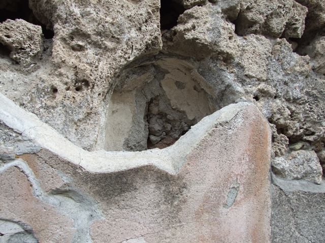 IX.7.20 Pompeii. May 2005. Doorway to small room or cupboard on north side of doorway.