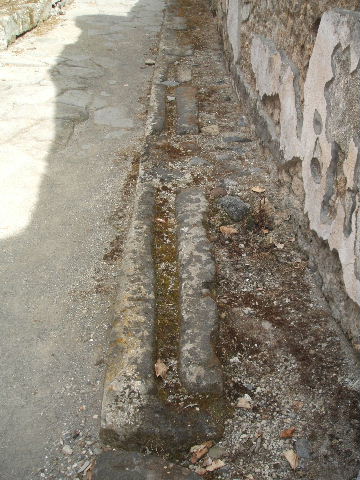 IX.7.20 Pompeii. May 2005. Stone steps to upper floor.