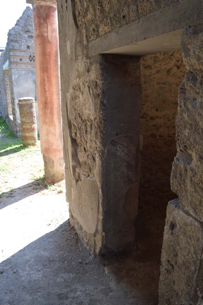 IX.7.20 Pompeii. October 2017. Looking south along west portico.
Looking towards south side of doorway to small room (f) or cupboard.
Foto Taylor Lauritsen, ERC Grant 681269 DÉCOR.
