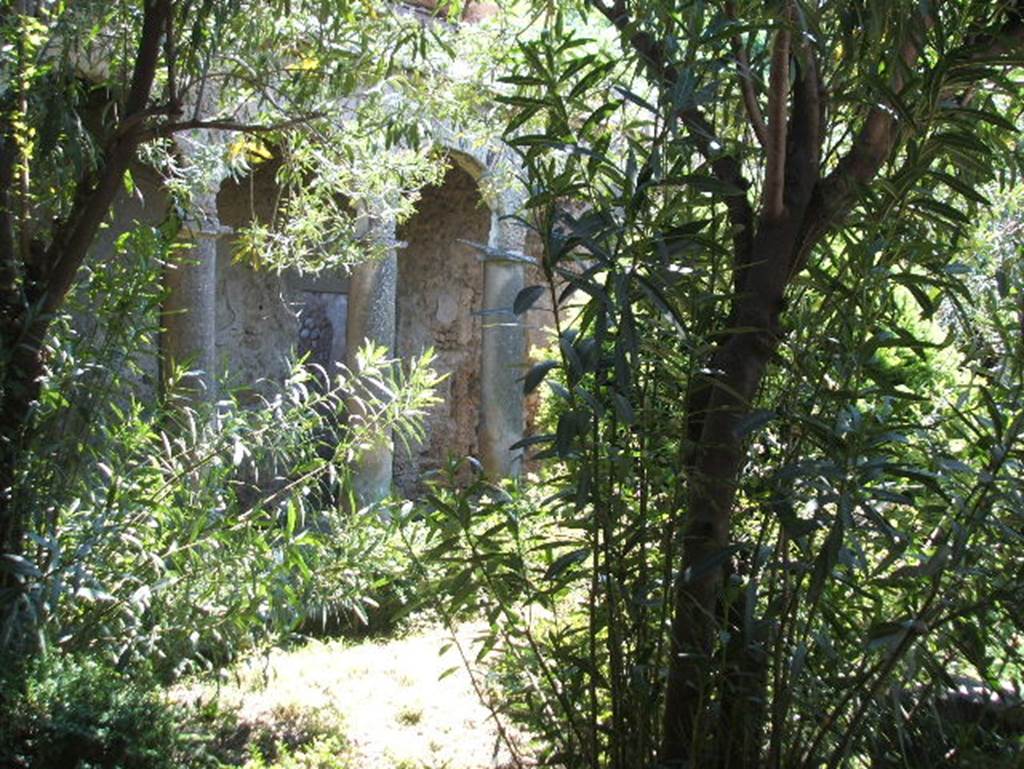 IX.7.20 Pompeii. May 2005. Looking south-east across garden area, from north portico.
