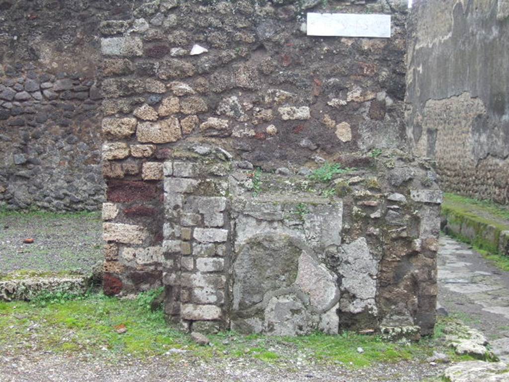 IX.8.1 Pompeii. December 2005. North-west corner of insula, with street shrine, on west (right) side of entrance.
According to Della Corte, found at the turn in the vicolo, to the right of the entrance of shop number 1, was a recommendation –
Seppius rog(at)     [CIL IV 3781].
See Della Corte, M., 1965. Case ed Abitanti di Pompei. Napoli: Fausto Fiorentino. (p.134)
According to Epigraphik-Datenbank Clauss/Slaby (See www.manfredclauss.de), it read –
]M  IIvir(um)
[3]VI
Seppius  rog(at)
[3]IV[

