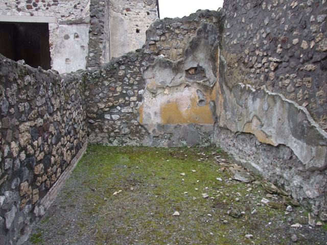 IX.8.6 Pompeii.  September 2004.  Nymphaeum south of peristyle. East side.
