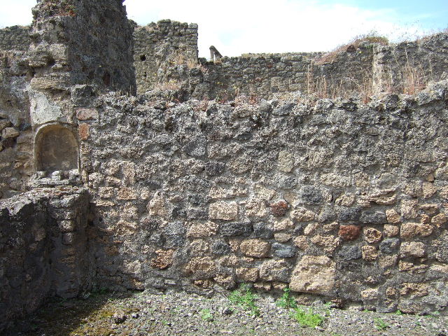 IX.9.6 Pompeii. May 2006. Triclinium on north side of portico.