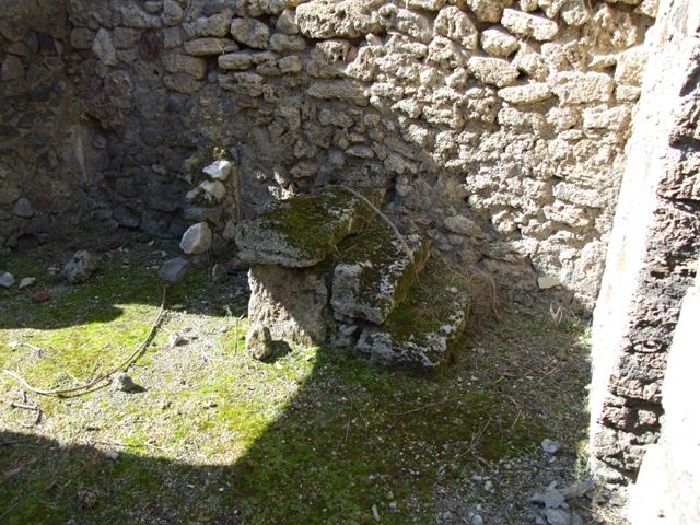 IX.9.g Pompeii. March 2009. West wall of triclinium with a window onto the light-yard, as well as a doorway.