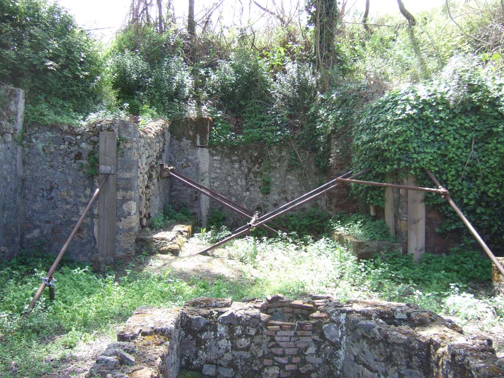 IX.10.2 Pompeii. May 2006. Tablinum 4 with stone benches, looking south into the unexcavated.