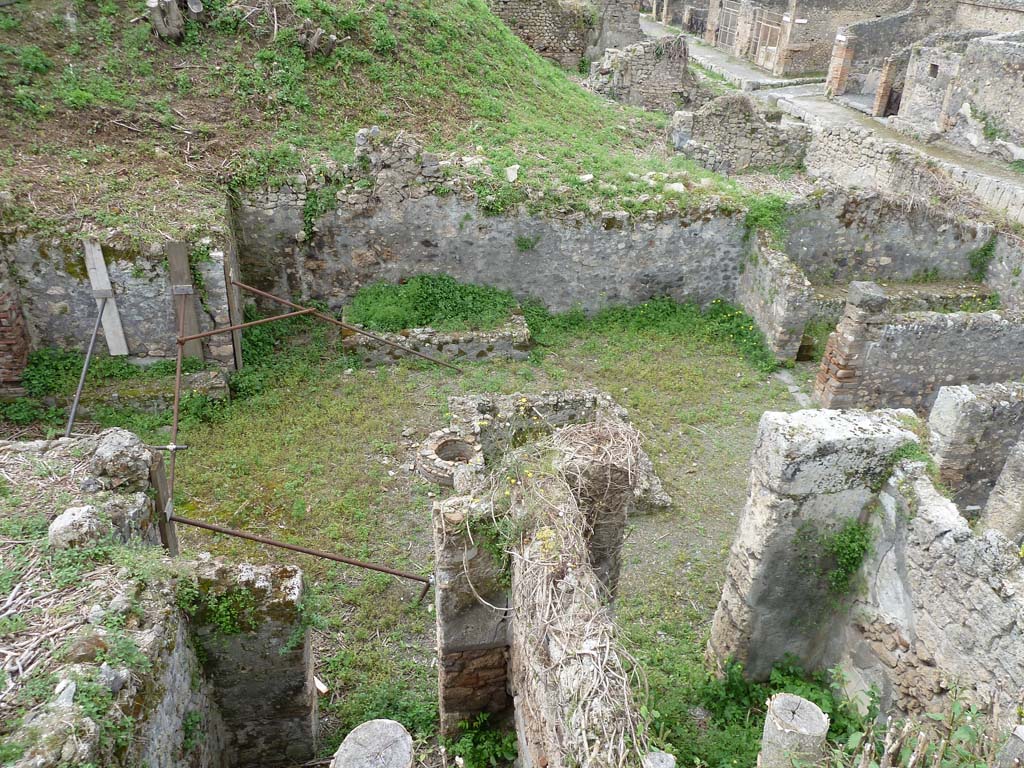 IX.10.2 Pompeii. May 2010. Atrium 2 and surrounding rooms, from above. Looking west.