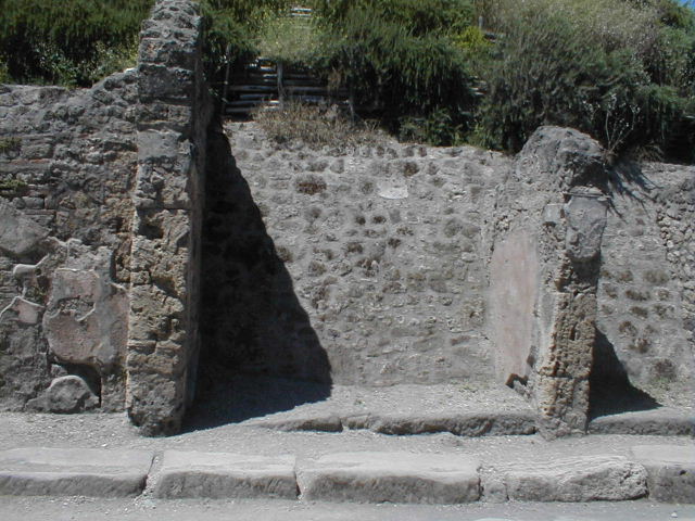 Pompeii. May 2006. Graffiti on front wall on east side of entrance doorway, between IX.11.6 and IX.11.7. According to Varone and Stefani, found on the east side of the entrance doorway was a painting of Hercules. Underneath the painting of Hercules, CIL IV 7884 was found. See Varone, A. and Stefani, G., 2009. Titulorum Pictorum Pompeianorum, Rome: L’erma di Bretschneider, (p.434-5). According to Epigraphik-Datenbank Clauss/Slaby (See www.manfredclauss.de), this read –

C(aium)  C(alventium)  S(ittium)  M(agnum) 
IIv(irum)  i(ure)  d(icundo)  r(ogat?)        [CIL IV 7884]
