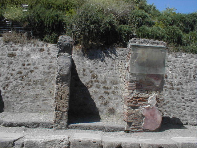 Pompeii. December 2007. Graffiti and painting on front wall between IX.11.7 and IX.11.8.