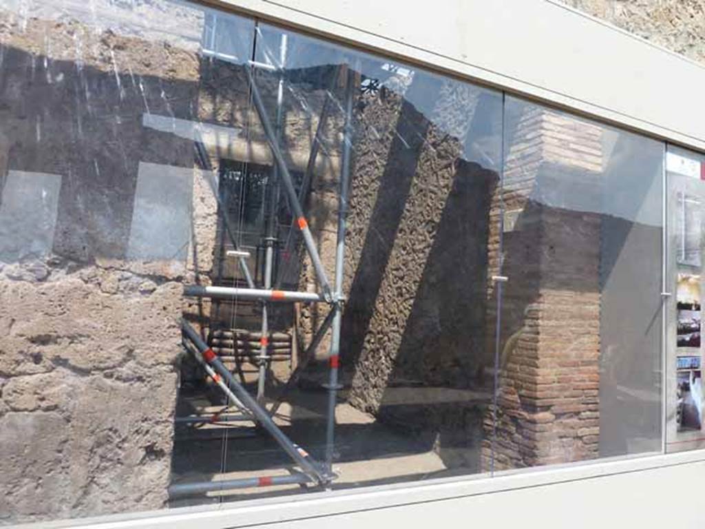 IX.12.3 Pompeii. May 2010. Entrance behind glass front.