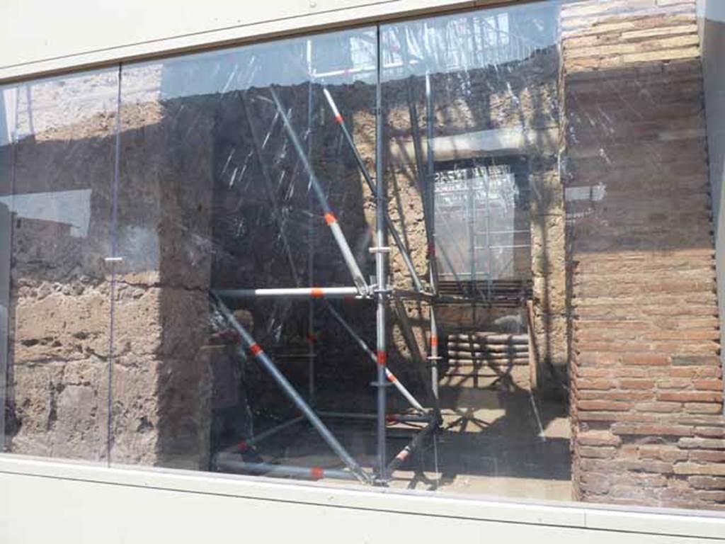 IX.12.3 Pompeii. May 2010. Entrance behind glass front. According to Spinazzola,
“On either side of entrance IX.12.4 there were two workshops with large doorways but there was no clue as to the industry carried out in these shops. The one at IX.12.3 was more modest than IX.12.5, and led into the atrium of IX.12.4, and with very narrow stairway against the left (west) wall, for the exclusive use of the atrium to the upper floor: the other one at IX.12.5 was over 5metres wide with a rear room, and completely detached from the rest of the house without any communication or doorway.”
Spinazzola, V. Pompei, alla luce degli Scavi Nuovi di Via dell’Abbondanza (Anni 1910-1923), Vol.2, p.716.