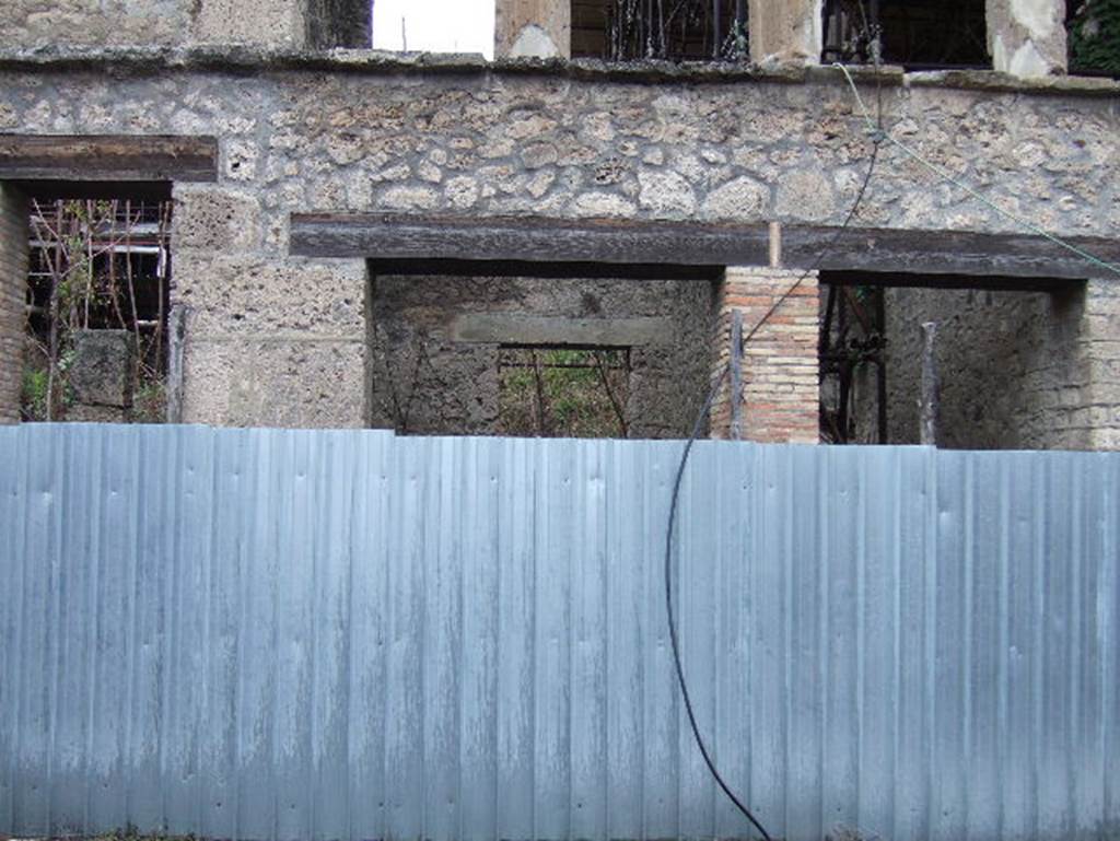 IX.12.3 Pompeii. December 2005. Entrance in centre.