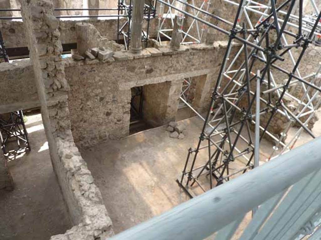IX.12.5 Pompeii, rear room, on left, IX.12.4, atrium “c”, in centre, and doorway into room “b” into IX.12.3.
May 2010. Looking south-west from above.