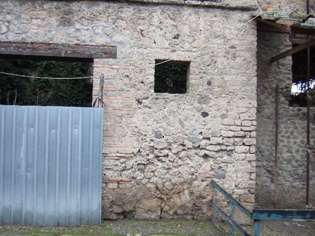 IX.12.5 Pompeii. December 2005. Shop “i” entrance and window in wall.