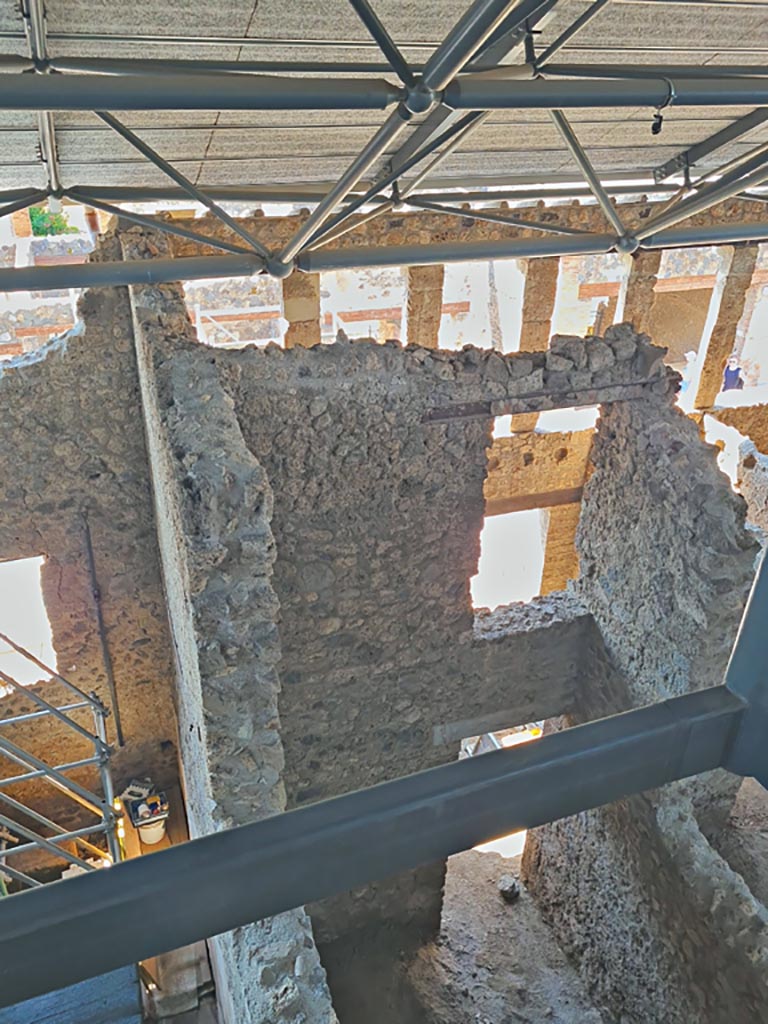 IX.12.5 Pompeii. June 2024.
Looking south from above rear room “h”, through doorway into shop-area “i”. Photo courtesy of Giuseppe Ciaramella.