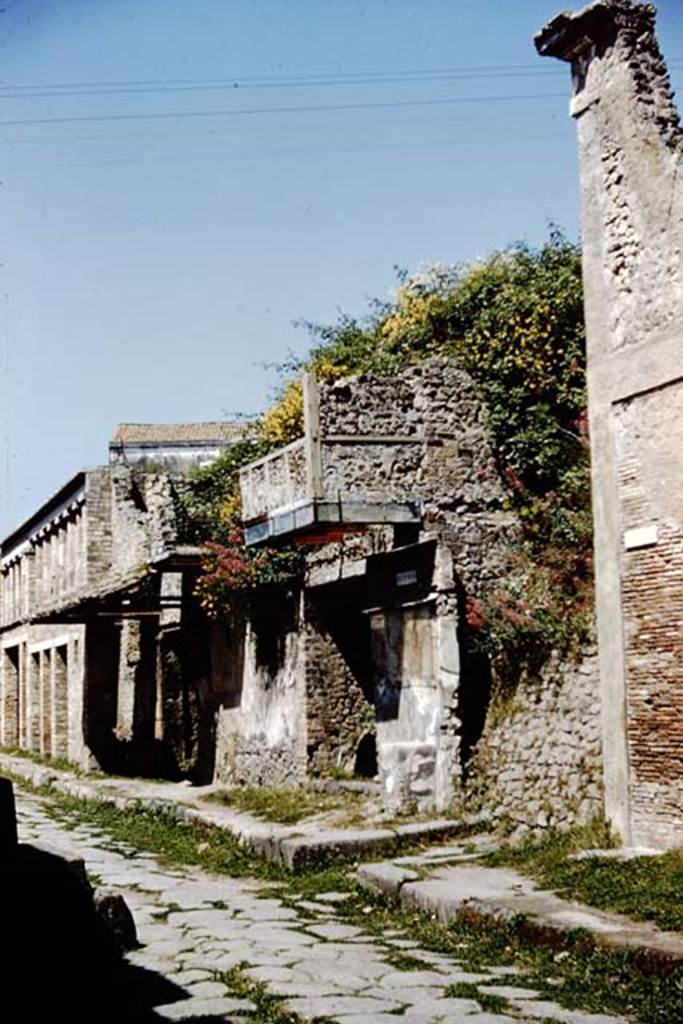 IX.12.7 Pompeii. 1961. Looking north-west on Via dellAbbondanza towards street shrine and blocked side roadway. Photo by Stanley A. Jashemski.
Source: The Wilhelmina and Stanley A. Jashemski archive in the University of Maryland Library, Special Collections (See collection page) and made available under the Creative Commons Attribution-Non Commercial License v.4. See Licence and use details.
J61f0231
