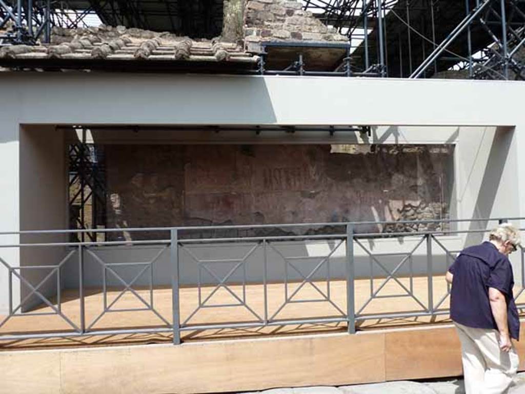 IX.12.7  Pompeii.  December 2005.  Street Altar on corner of insula.