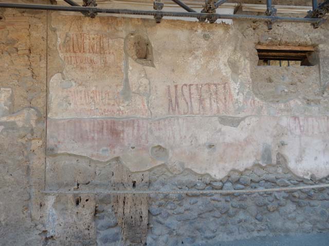 IX.12.7 Pompeii. December 2007.  Graffiti between IX.12.6 and IX.12.7