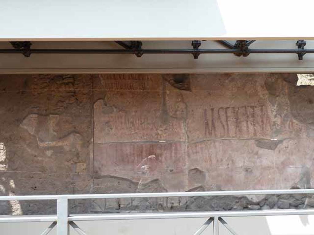 IX.12.7 Pompeii. May 2010. Graffiti between IX.12.6 and IX.12.7.