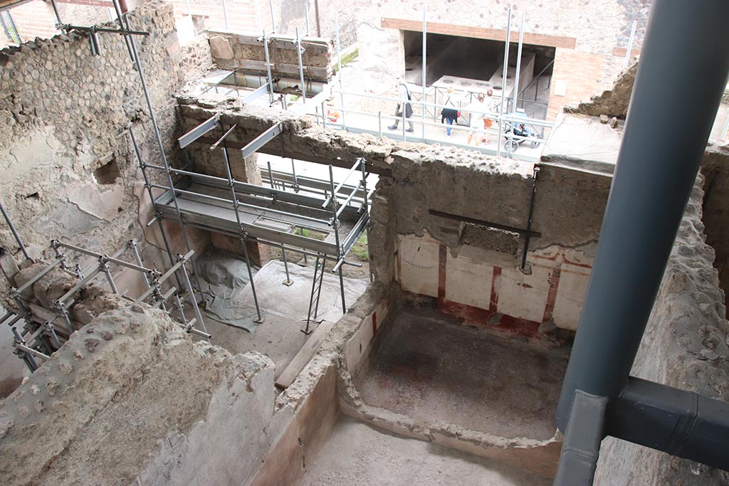 IX.12.7 Pompeii, on left. October 2024.
Looking south-east towards entrance doorway in shop-room 1 onto Via dell’Abbondanza, in centre, and room “c” of IX.12.6 on right.
Photo courtesy of Klaus Heese.
