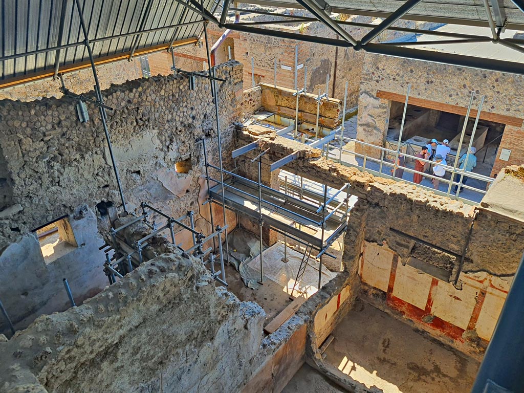 IX.12.7 Pompeii, on left. June 2024.
Looking south-east towards doorway in shop-room 1 onto Via dell’Abbondanza, in centre, and room “c” of IX.12.6 in lower right.
The rear room 2 has a window in the east wall onto the side vicolo, on left. Photo courtesy of Giuseppe Ciaramella.
.