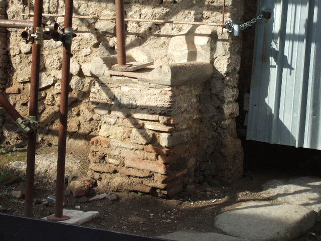 IX.12.7 Pompeii. December 2005. Street Altar on corner of insula.