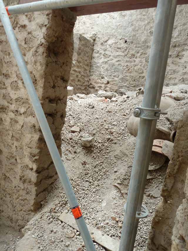 IX.12.9 Pompeii. December 2006. Room 17