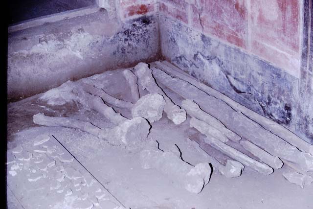 IX.13.1-3 Pompeii. May 2010. Room 26, looking east through window in west wall.