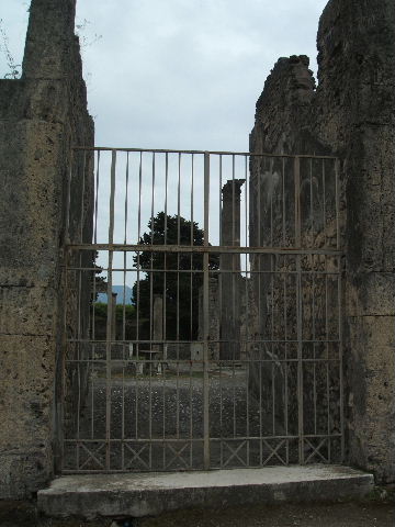 IX.14.4 Pompeii.  May 2005. Impluvium in atrium. 

