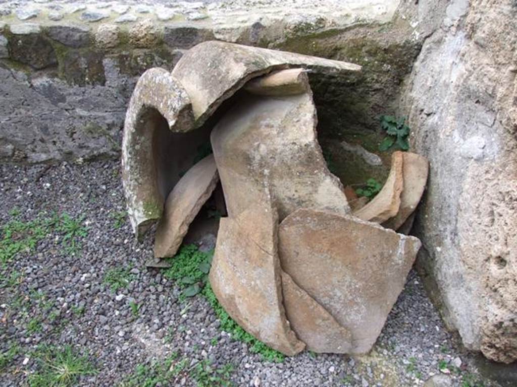 IX.14.4 Pompeii.  December 2007.  Broken terracotta pot in corridor I to east of tablinum.  
