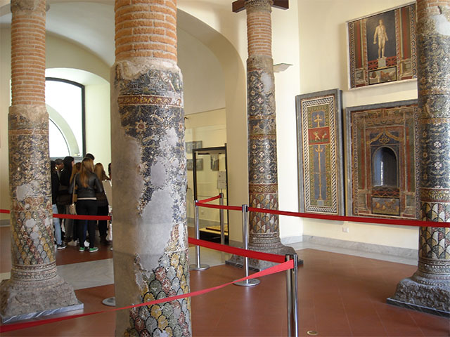 HGE12 Pompeii. December 2006. Mosaic fountain.