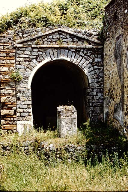HGE12 Pompeii. December 2006. Lararium with altar, east wall.