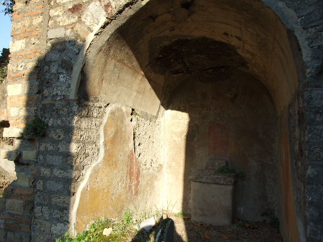 HGE12 Pompeii. December 2006. Masonry podium, according to Boyce, this was the base for a statue.