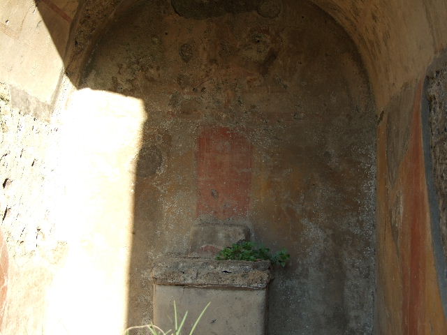 HGE12 Pompeii. December 2006. Looking towards stairs and lararium niche with altars.