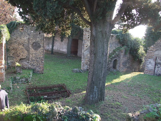 HGE12 Pompeii. December 2006. Second staircase against south wall of courtyard, with small niche below.