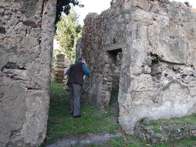 HGE12 Pompeii. December 2006. Looking north along corridor to rooms at rear.