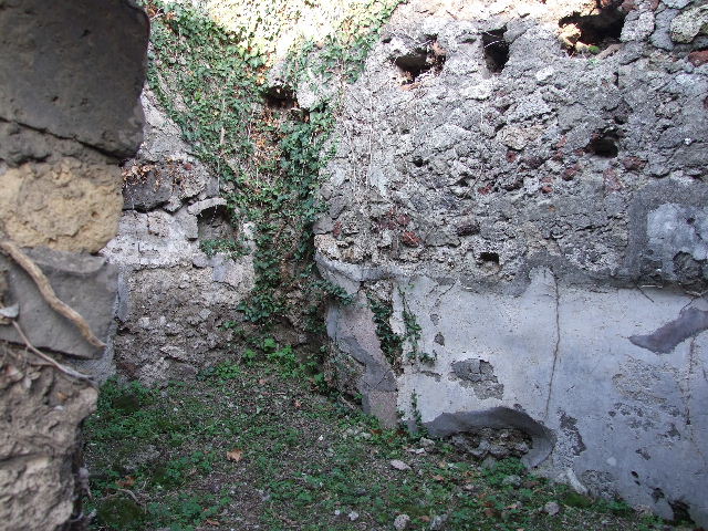 HGE12 Pompeii. December 2006. North-west corner of north end of Villa.