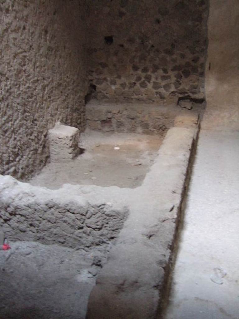 Villa of Mysteries, Pompeii. May 2006. Room 18, apotheca. North side.
