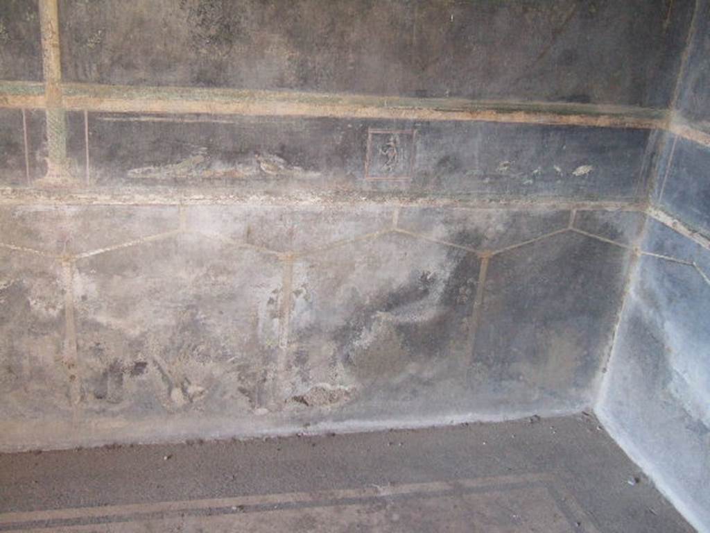 Villa of Mysteries, Pompeii. May 2006. Room 2, tablinum, lower east end of the north wall.